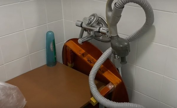 연세대 청소노동자 샤워실에는 악취가 나고, 온수도 나오지 않아 짐들이 쌓여있다. 