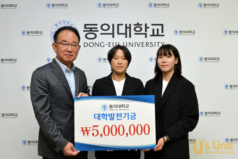 (왼쪽부터)한수환 총장, 김가현 선수, 류지수 선수.
