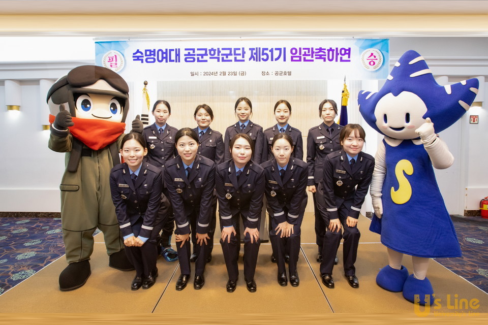 23일 서울 공군호텔에서 열린 제51기 학군사관후보생 임관축하연에서 장교 임관을 앞둔 후보생들이 함께 사진 촬영을 하고 있다.
