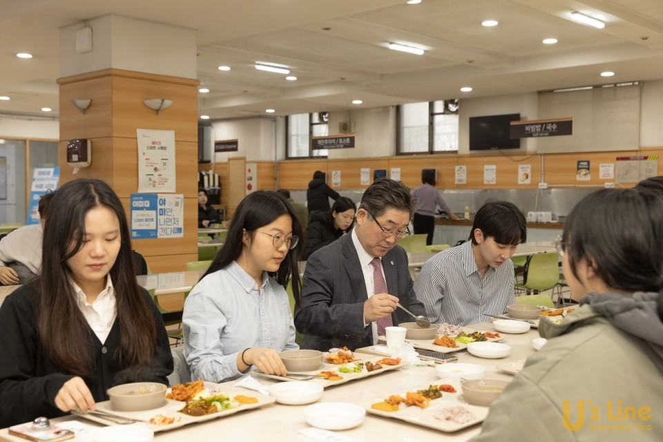 김동원 고려대 총장이 학생들과 함께 ’천원의 아침밥‘을 먹고 있다.