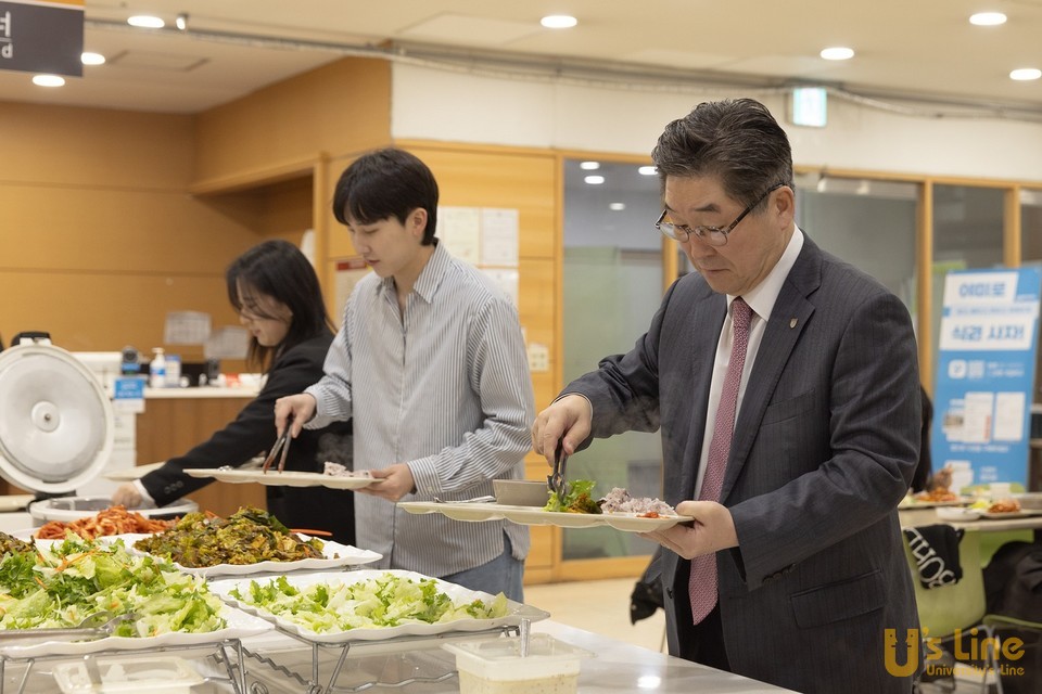 김동원 고려대 총장이 학생 식당에서 ’천원의 아침밥‘에 참여하고 있다. 