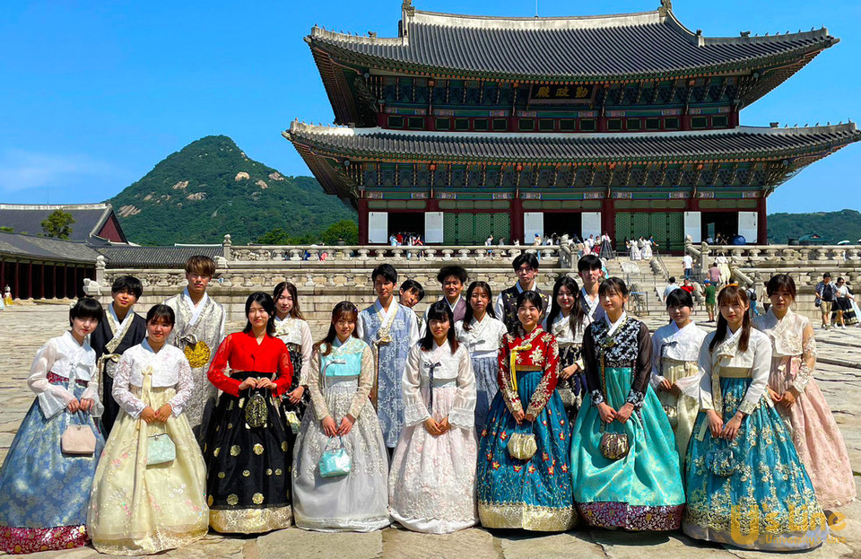 영진전문대가 지난해 개설한 ‘2023 한일 공동 고등교육 교류사업’에 참가한 일본 대학생들이 경복궁을 찾아 한국 문화를 체험하고 있다. 