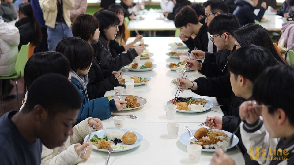 선문대가 학생은 단돈 천 원으로 뷔페식 조식을 먹을 수 있는 '천원의 아침밥' 프로그램을 운영하고 있다