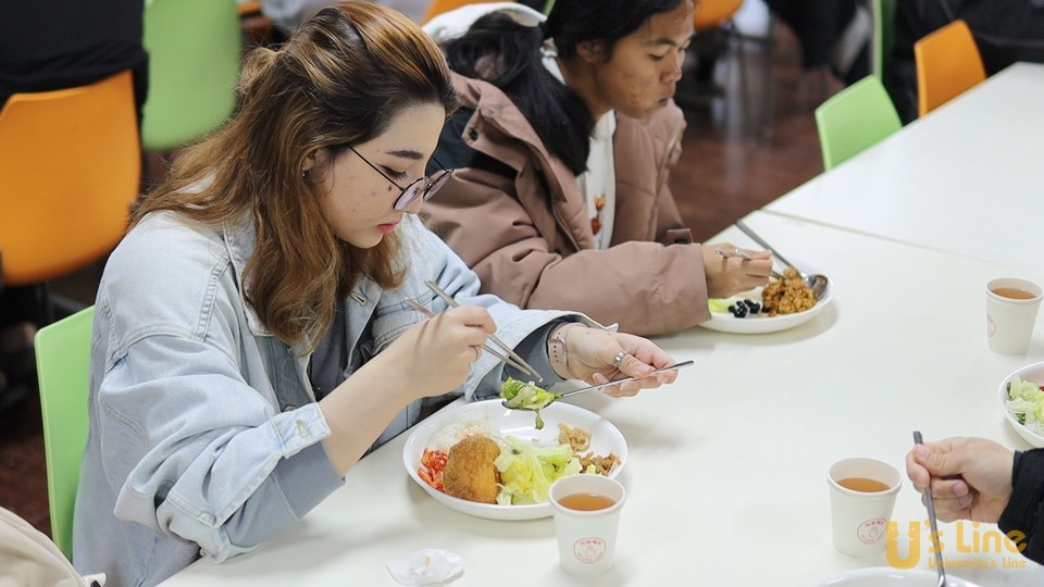 선문대 외국인 유학생이 '천원의 아침밥'에서 뷔페식 조식을 먹고 있다