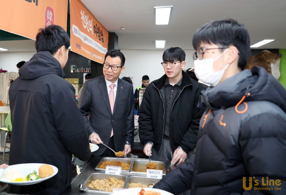 문성제 총장이 뷔페식 '천원의 아침밥'에서 배식을 하며 학생들과 담소를 나누고 있다
