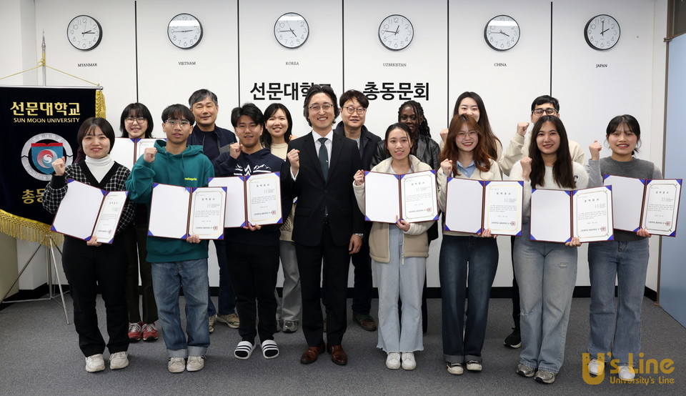 8개국 12명의 외국인 유학생이 총동문회로부터 장학금을 받았다(가운데 안원영 총동문회장)