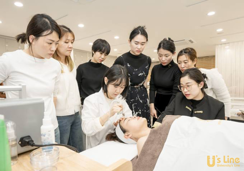 영진전문대 뷰티융합과 실습실에서 ‘K-의료뷰티’ 연수에 참여 중인 중국 피부미용숍 관계자들. 